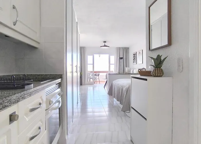 Apartmán Sunlit Isle - Heated Pool, Fibre Net, Cristianos Los Cristianos (Tenerife)